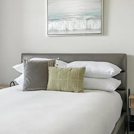 Landing Modern 1bd Gym Pool Apartment *