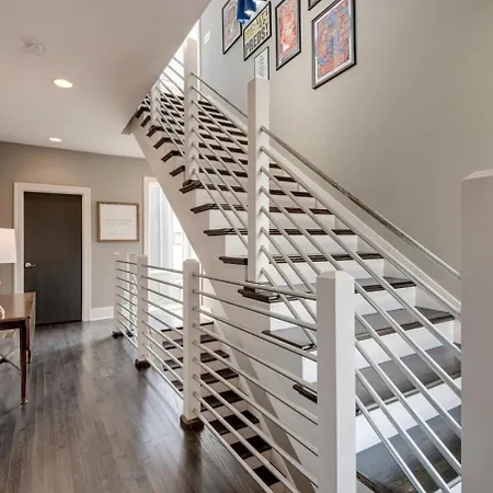 12 South Charmer 3 Bedroom With Rooftop Patio *