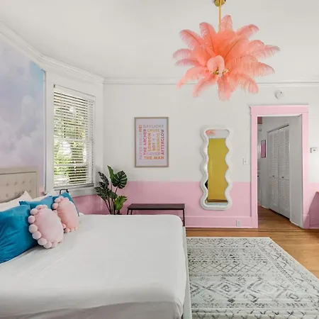 The Taylor Swift - Dolly Combo - Music Row Apartment *