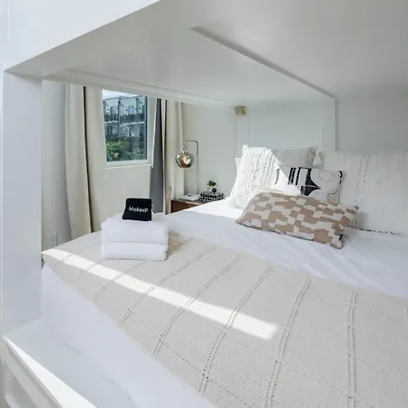 New Luxe Skyline Views - 20' Heated Rooftop Pool Holiday home