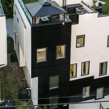 Holiday home New Luxe Skyline Views - 20' Heated Rooftop Pool