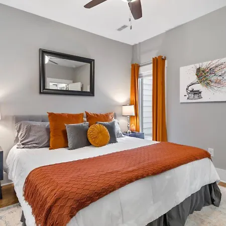 Only 4 Miles To Broadway With Free Parking And Tvs In Bedrooms Apartment *