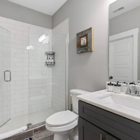 Apartment Only 4 Miles To Broadway With Free Parking And Tvs In Bedrooms *