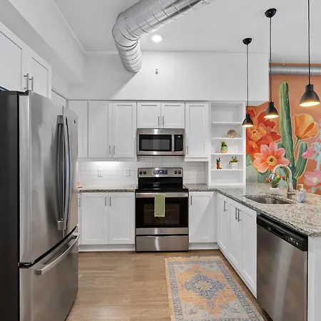 Wild & Chic - Rooftop Pool, Walk To Broadway Apartment