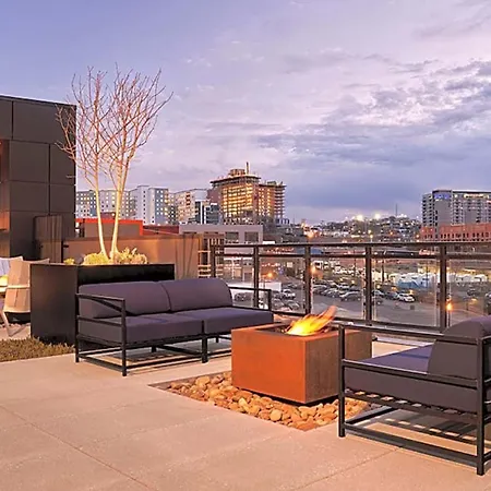 Wild & Chic - Rooftop Pool, Walk To Broadway *
