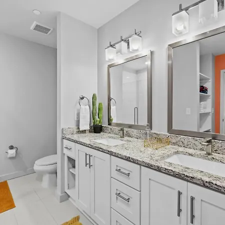 Wild & Chic - Rooftop Pool, Walk To Broadway Apartment *