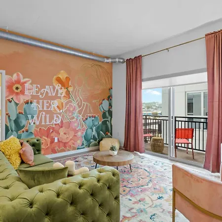 Wild & Chic - Rooftop Pool, Walk To Broadway Apartment