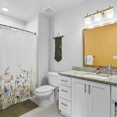 Wild & Chic - Rooftop Pool, Walk To Broadway Apartment *