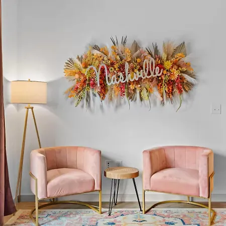 Wild & Chic - Rooftop Pool, Walk To Broadway Apartment *