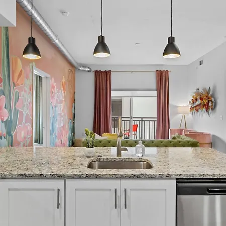 Wild & Chic - Rooftop Pool, Walk To Broadway Apartment