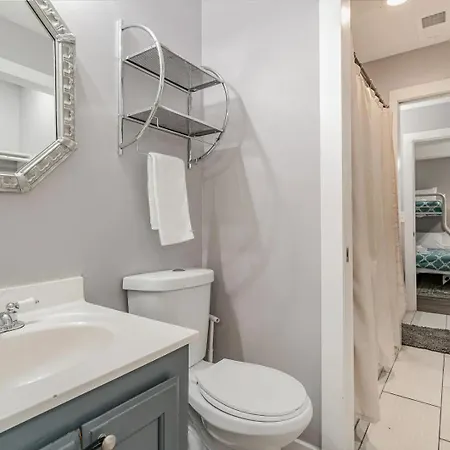 Apartment 3 Units - Sleeps 24 - Mins To Downtown And Airport