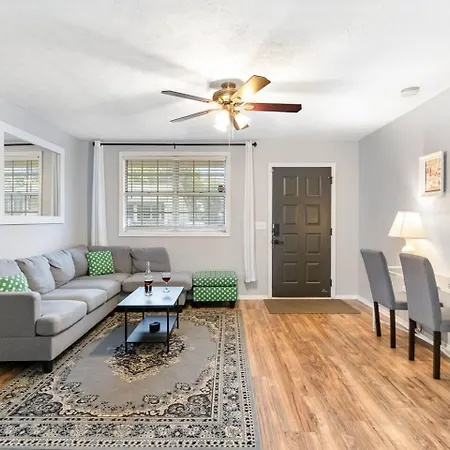 Apartment 3 Units - Sleeps 24 - Mins To Downtown And Airport