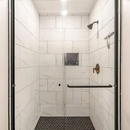 Apartment 3 Units - Sleeps 24 - Mins To Downtown And Airport *