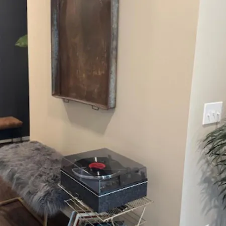 King Bed,steps To Broadway, Free Garage Parking *