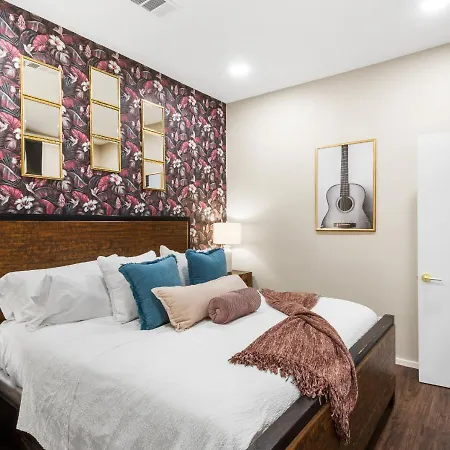 King Bed,steps To Broadway, Free Garage Parking