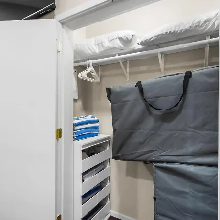 King Bed,steps To Broadway, Free Garage Parking Apartment