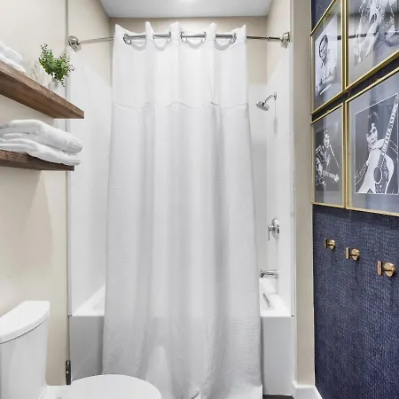 King Bed,steps To Broadway, Free Garage Parking *