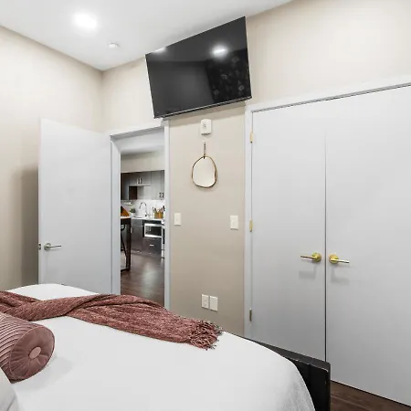 Apartment King Bed,steps To Broadway, Free Garage Parking *