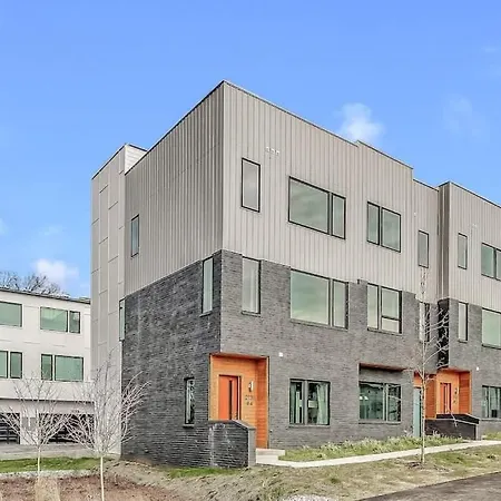 2 Townhomes - Sleeps 24-rooftop Patios Holiday home Nashville