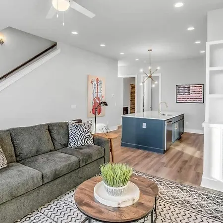 2 Townhomes - Sleeps 24-rooftop Patios Holiday home *