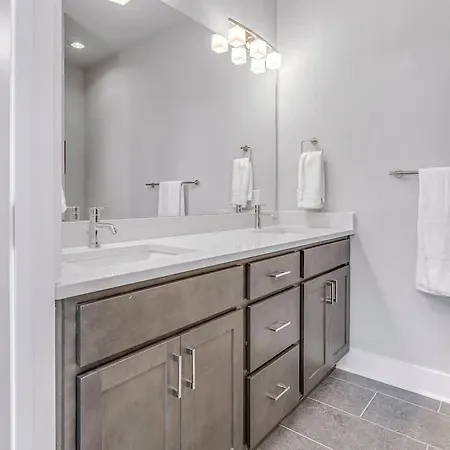 2 Townhomes - Sleeps 24-rooftop Patios * Nashville
