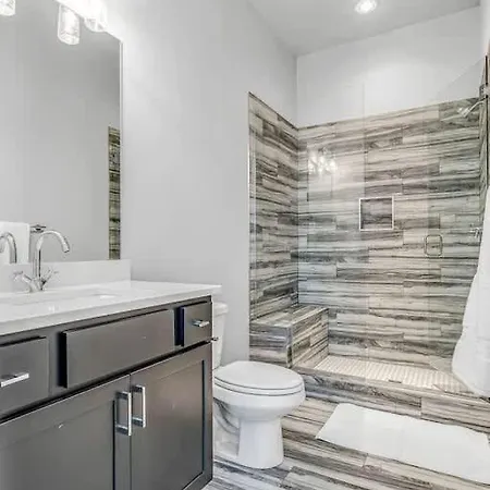 Holiday home 2 Townhomes - Sleeps 24-rooftop Patios Nashville
