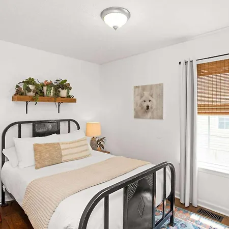 Wildcat Enchanting Minutes To Downtown Holiday home