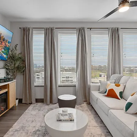 Apartment Skyline Views & Poolmins To Vanderbilt