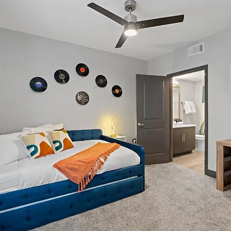 Skyline Views & Poolmins To Vanderbilt Apartment *