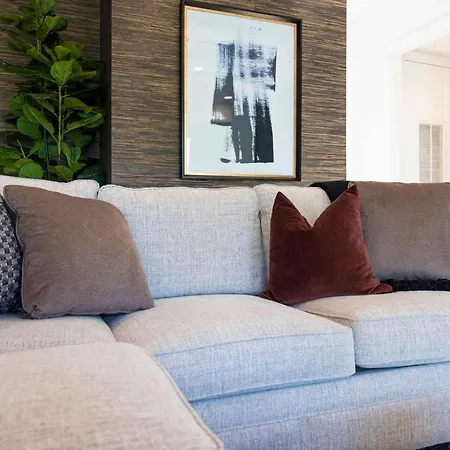 Holiday home Modern Stunner 5 Min To Dt Hot Tub Rooftop Views