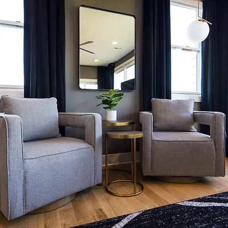 Holiday home Modern Stunner 5 Min To Dt Hot Tub Rooftop Views