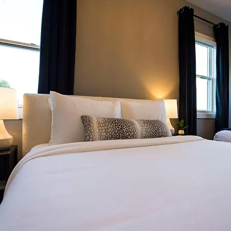 Holiday home Modern Stunner 5 Min To Dt Hot Tub Rooftop Views Nashville