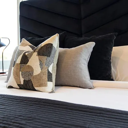 Holiday home Modern Stunner 5 Min To Dt Hot Tub Rooftop Views