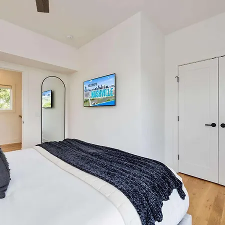 Holiday home Modern Stunner 5 Min To Dt Hot Tub Rooftop Views
