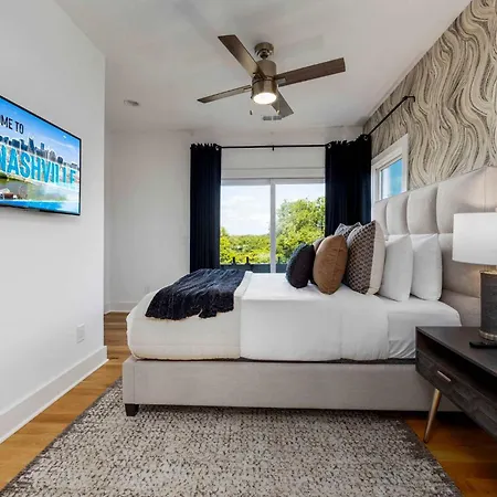 Holiday home Modern Stunner 5 Min To Dt Hot Tub Rooftop Views Nashville