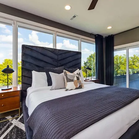 Holiday home Modern Stunner 5 Min To Dt Hot Tub Rooftop Views