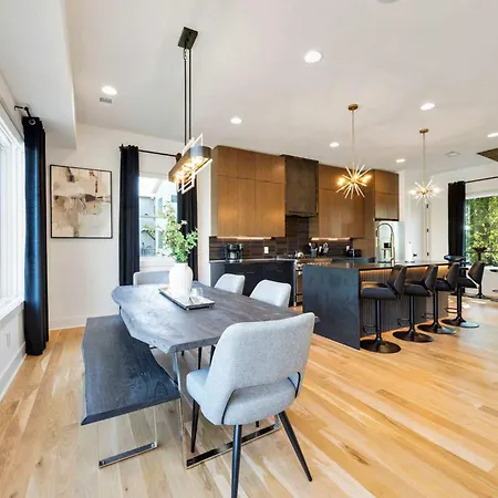 Modern Stunner 5 Min To Dt Hot Tub Rooftop Views Holiday home *