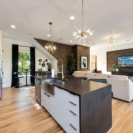Holiday home Modern Stunner 5 Min To Dt Hot Tub Rooftop Views Nashville