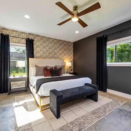 Holiday home Modern Stunner 5 Min To Dt Hot Tub Rooftop Views Nashville