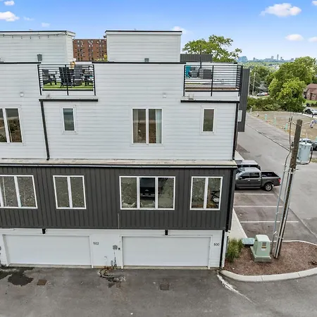Townhouse With Rooftop & Modern Comfort *