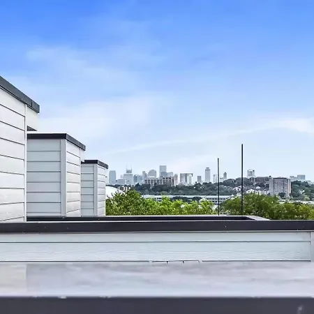 Holiday home Private Rooftop Oasis - 2 Homes