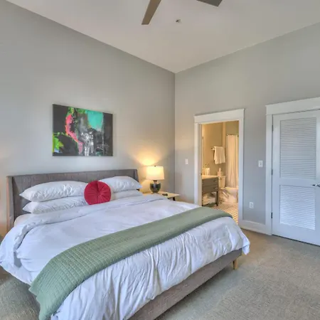 Boutique One Bedroom In Dynamic 12 South 202