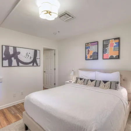 Holiday home Riverfront Retreat-near Broadway, Pool, Park Free
