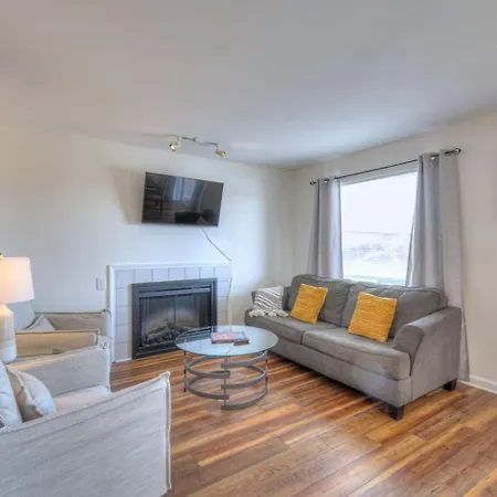 Riverfront Retreat-near Broadway, Pool, Park Free Holiday home *