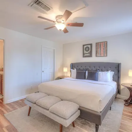 Holiday home Riverfront Retreat-near Broadway, Pool, Park Free