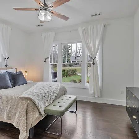 Miss In The Morning , Broadway Boho Holiday home