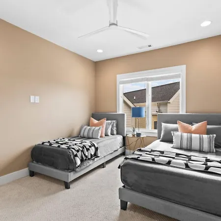 Two Adjacent Homes By 12 South And Belmont That Sleeps 24 Holiday home Nashville
