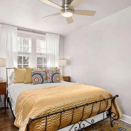 Charm - Private Rooftop Deck Holiday home *
