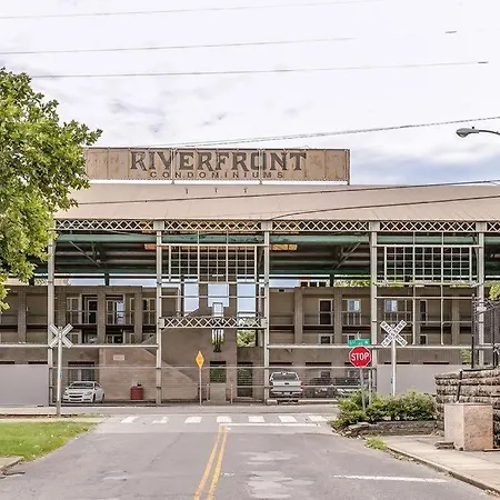 Riverfront Charm - A Scenic Downtown For 6 Holiday home Nashville