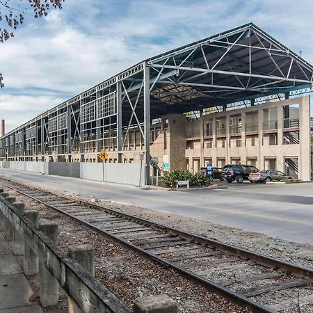 Riverfront Charm - A Scenic Downtown For 6 Nashville